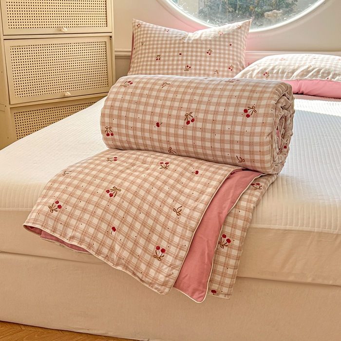 91家纺网 家纺一手货源 找家纺 苏羿家纺 2026春夏新款亲肤水洗棉印花夏被空调被夏凉被被子被芯 仟陌樱桃