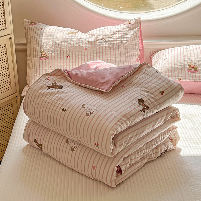 91家纺网 家纺一手货源 找家纺 苏羿家纺 2026春夏新款亲肤水洗棉印花夏被空调被夏凉被被子被芯 童年木马