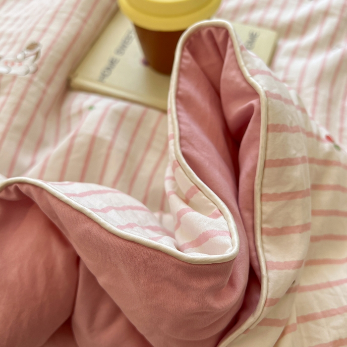 91家纺网 家纺一手货源 找家纺 苏羿家纺 2026春夏新款亲肤水洗棉印花夏被空调被夏凉被被子被芯 童年木马