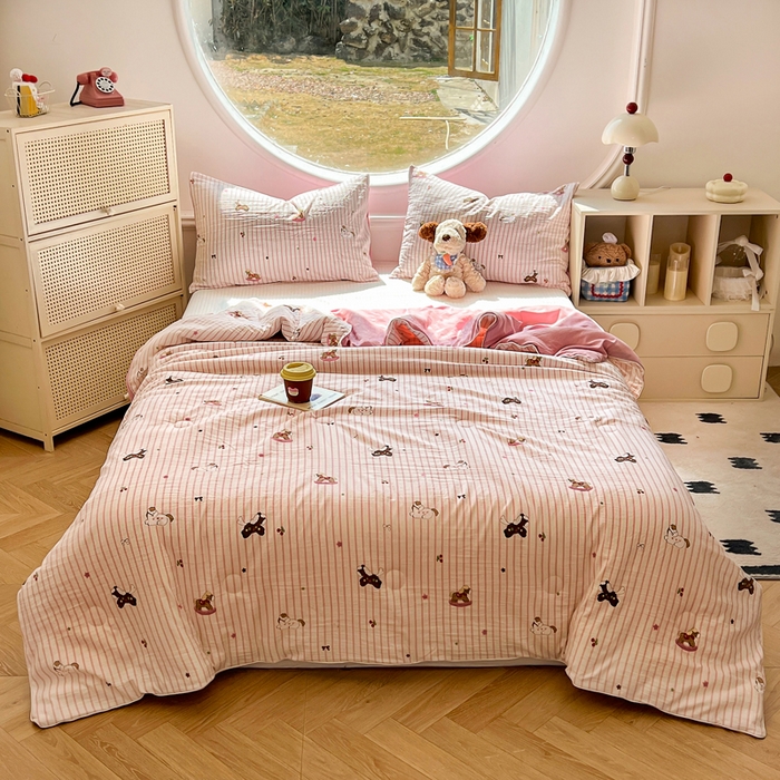 91家纺网 家纺一手货源 找家纺 苏羿家纺 2026春夏新款亲肤水洗棉印花夏被空调被夏凉被被子被芯 童年木马