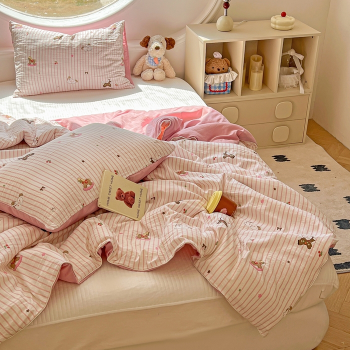 91家纺网 家纺一手货源 找家纺 苏羿家纺 2026春夏新款亲肤水洗棉印花夏被空调被夏凉被被子被芯 童年木马