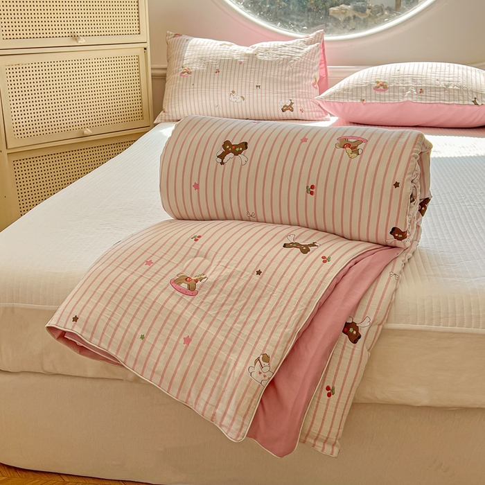 91家纺网 家纺一手货源 找家纺 苏羿家纺 2026春夏新款亲肤水洗棉印花夏被空调被夏凉被被子被芯 童年木马