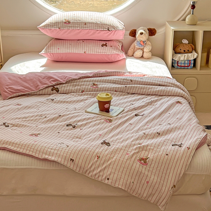 91家纺网 家纺一手货源 找家纺 苏羿家纺 2026春夏新款亲肤水洗棉印花夏被空调被夏凉被被子被芯 童年木马