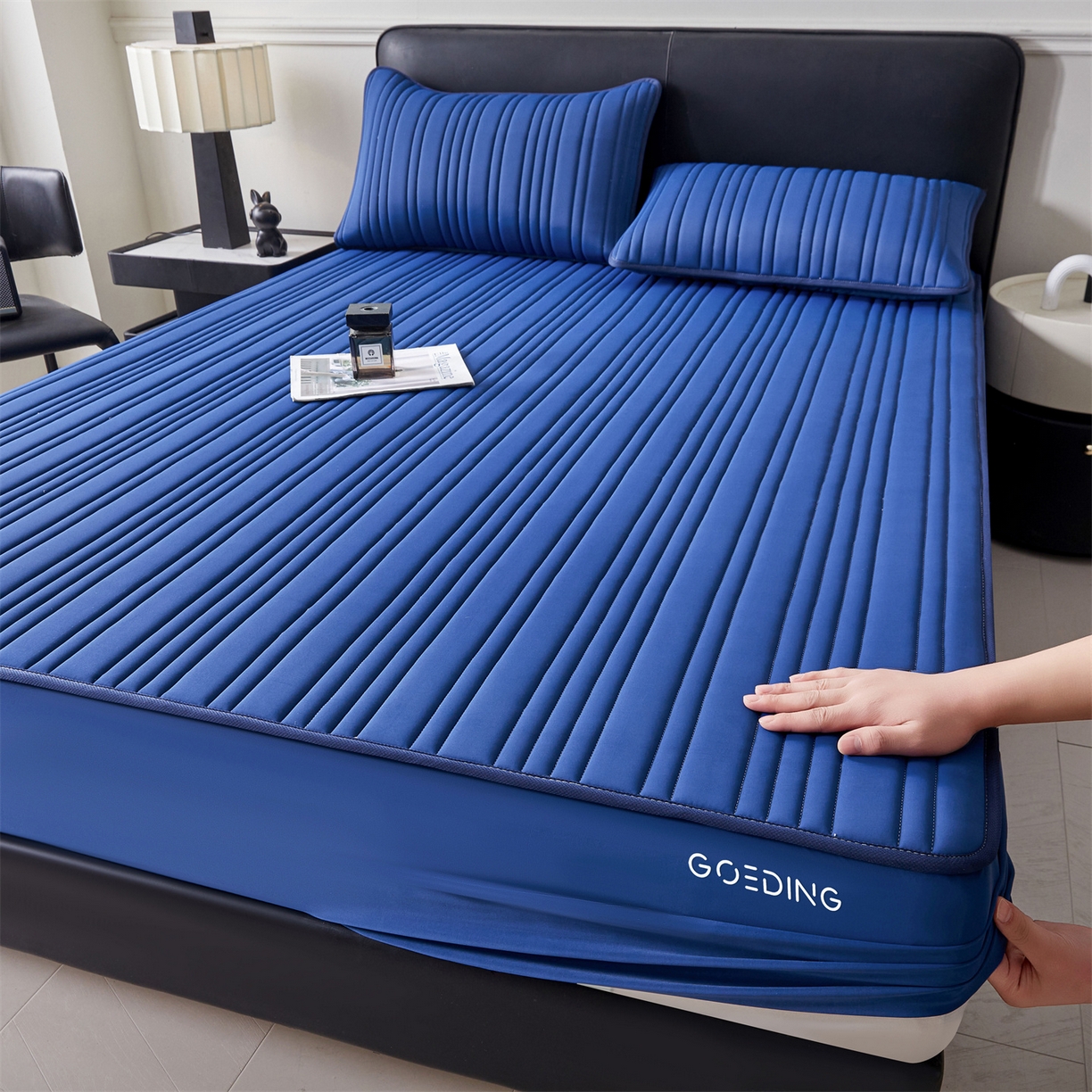 91家纺网 家纺一手货源 找家纺 雯豆家纺 2026春夏新品氨纶凉感床笠夹棉款床笠三件套床垫保护套 知夏-黛蓝