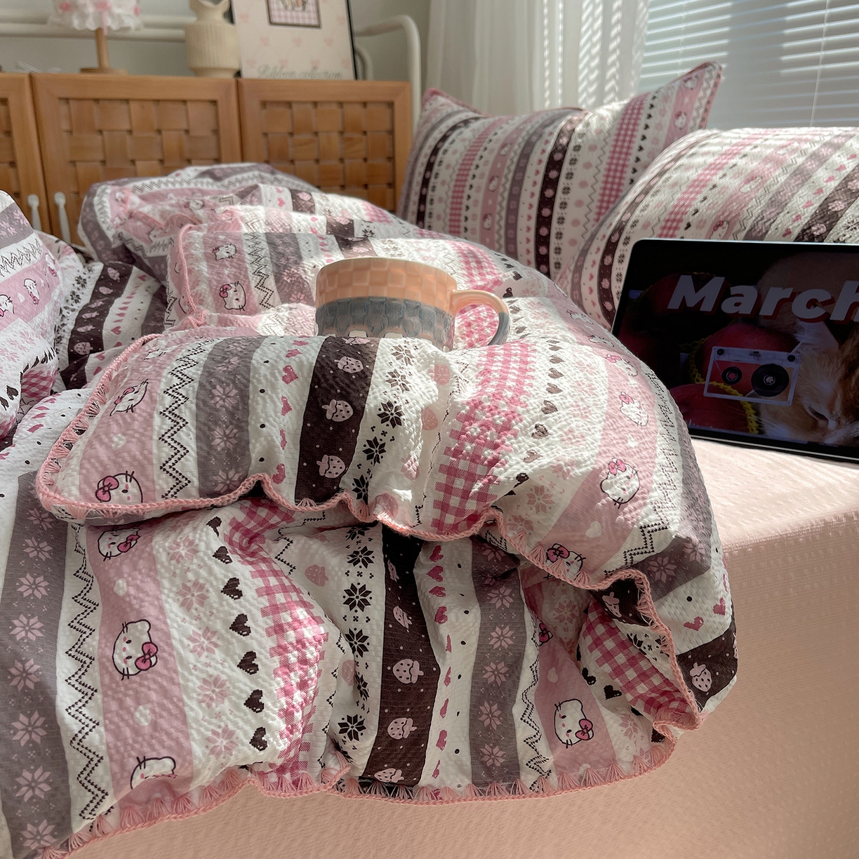 91家纺网 家纺一手货源 找家纺 （总）桃心家居 2026新款A类费尔岛可爱卡通贝壳边三角针工艺双层纱泡芙棉泡芙纱系列四件套