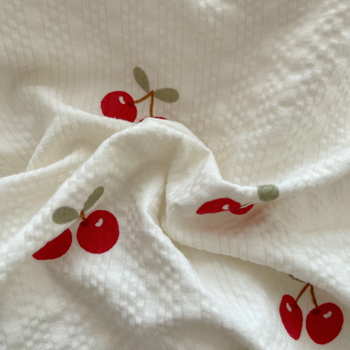 91家纺网 家纺一手货源 找家纺 桃心家居 2026新款A类费尔岛可爱卡通贝壳边三角针工艺双层纱泡芙棉泡芙纱系列四件套 泡芙棉-甜甜樱桃