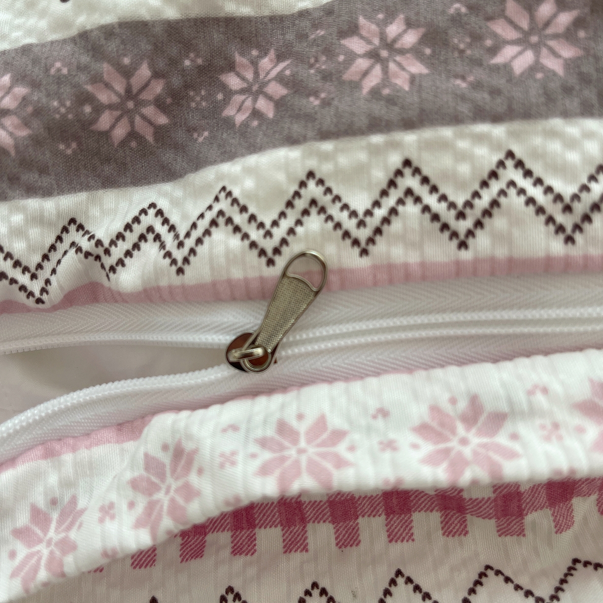 91家纺网 家纺一手货源 找家纺 桃心家居 2026新款A类费尔岛可爱卡通贝壳边三角针工艺双层纱泡芙棉泡芙纱系列四件套 泡芙棉-甜梦猫咪