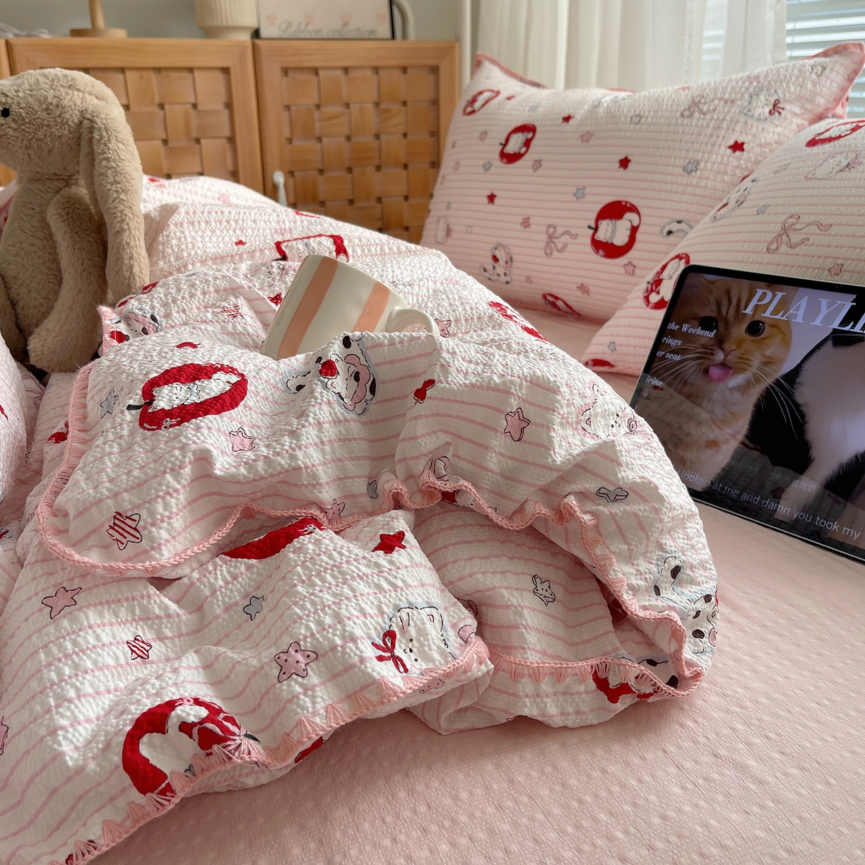 91家纺网 家纺一手货源 找家纺 （总）桃心家居 2026新款A类费尔岛可爱卡通贝壳边三角针工艺双层纱泡芙棉泡芙纱系列四件套