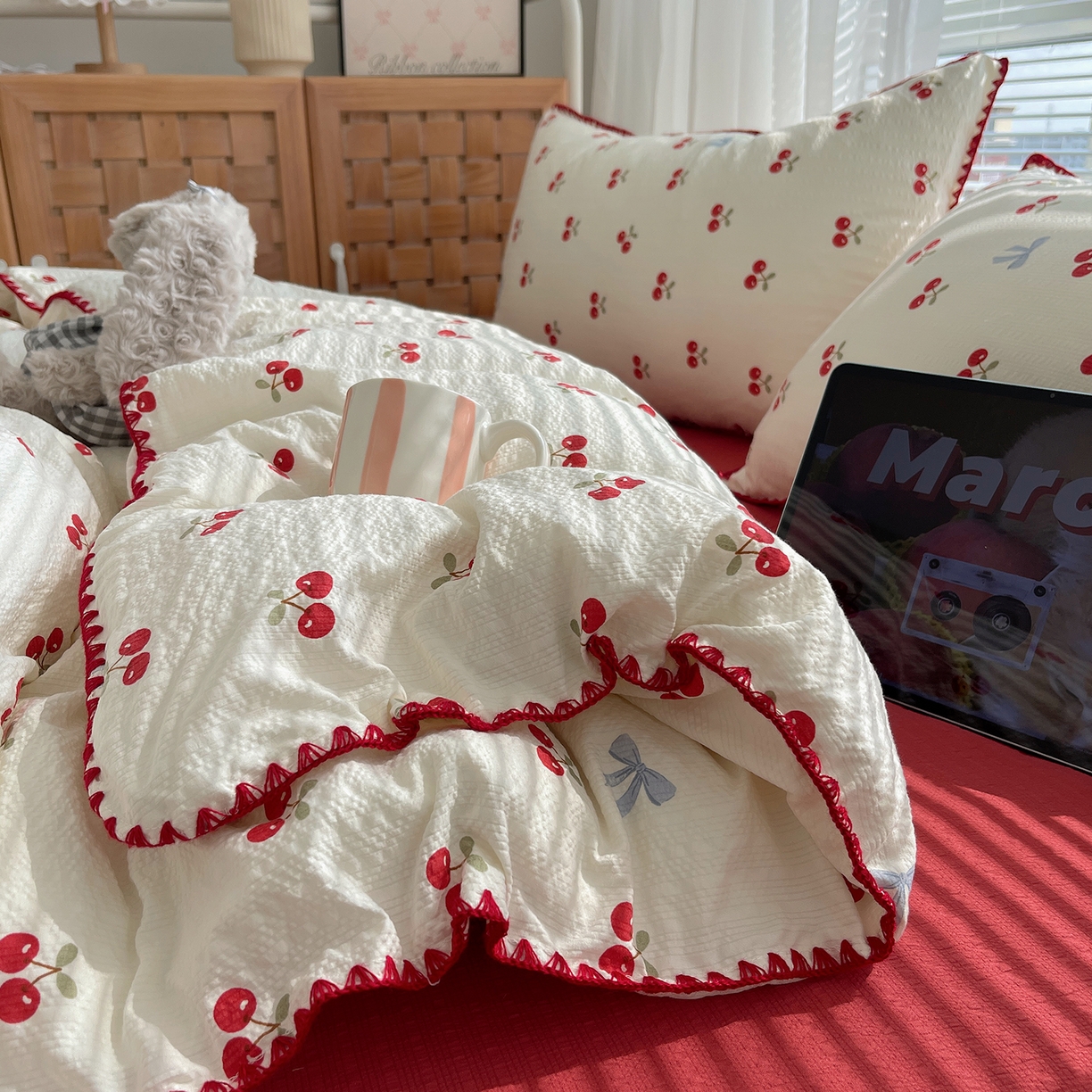 91家纺网 家纺一手货源 找家纺 桃心家居 2026新款A类费尔岛可爱卡通贝壳边三角针工艺双层纱泡芙棉泡芙纱系列四件套 泡芙棉-甜甜樱桃