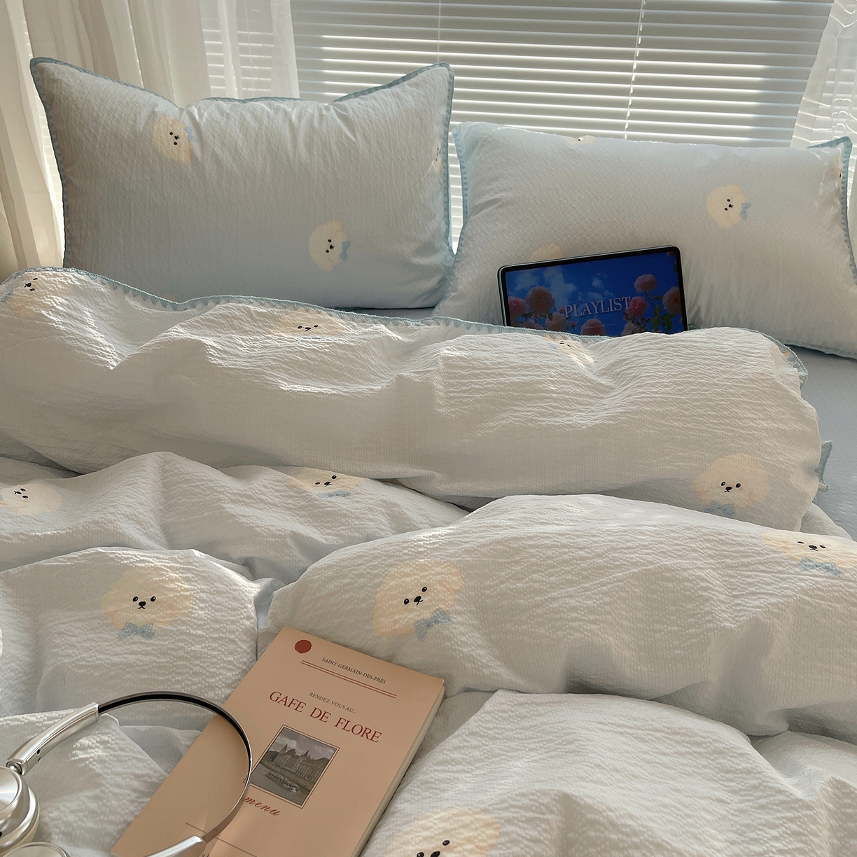 91家纺网 家纺一手货源 找家纺 桃心家居 2026新款A类费尔岛可爱卡通贝壳边三角针工艺双层纱泡芙棉泡芙纱系列四件套 泡芙棉-蓝甜云朵狗