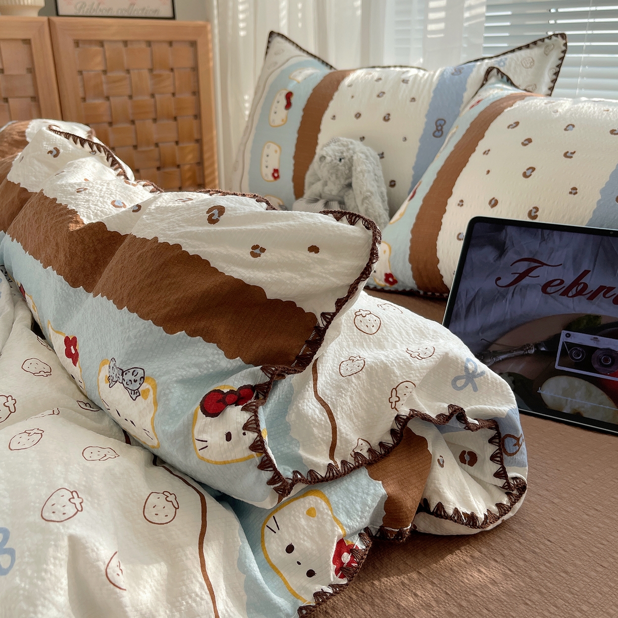 91家纺网 家纺一手货源 找家纺 桃心家居 2026新款A类费尔岛可爱卡通贝壳边三角针工艺双层纱泡芙棉泡芙纱系列四件套 泡芙棉-海盐布丁猫