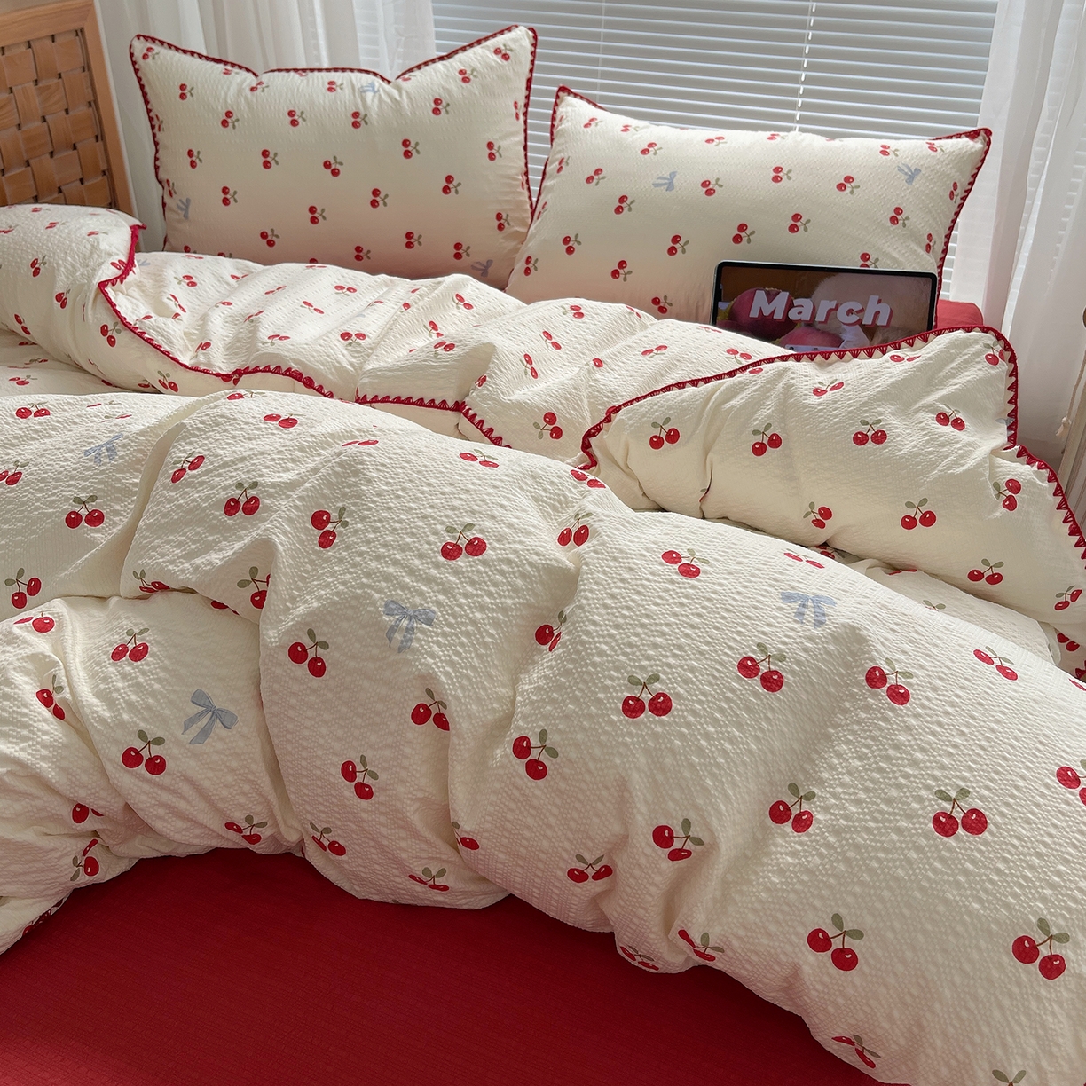 91家纺网 家纺一手货源 找家纺 桃心家居 2026新款A类费尔岛可爱卡通贝壳边三角针工艺双层纱泡芙棉泡芙纱系列四件套 泡芙棉-甜甜樱桃