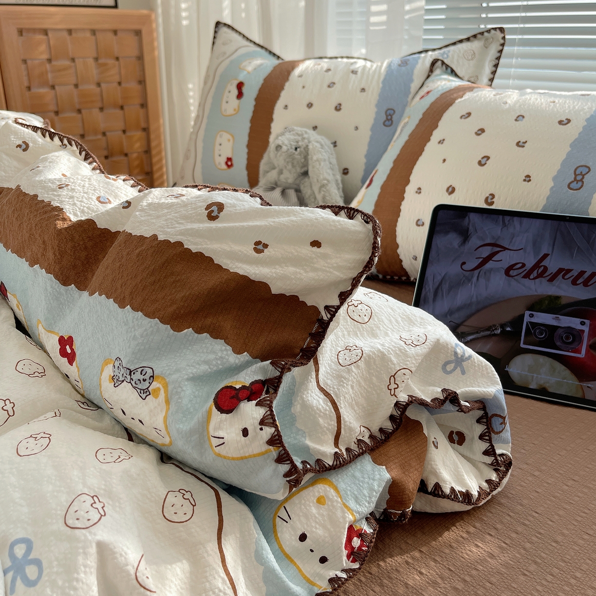 91家纺网 家纺一手货源 找家纺 桃心家居 2026新款A类费尔岛可爱卡通贝壳边三角针工艺双层纱泡芙棉泡芙纱系列四件套 泡芙棉-海盐布丁猫