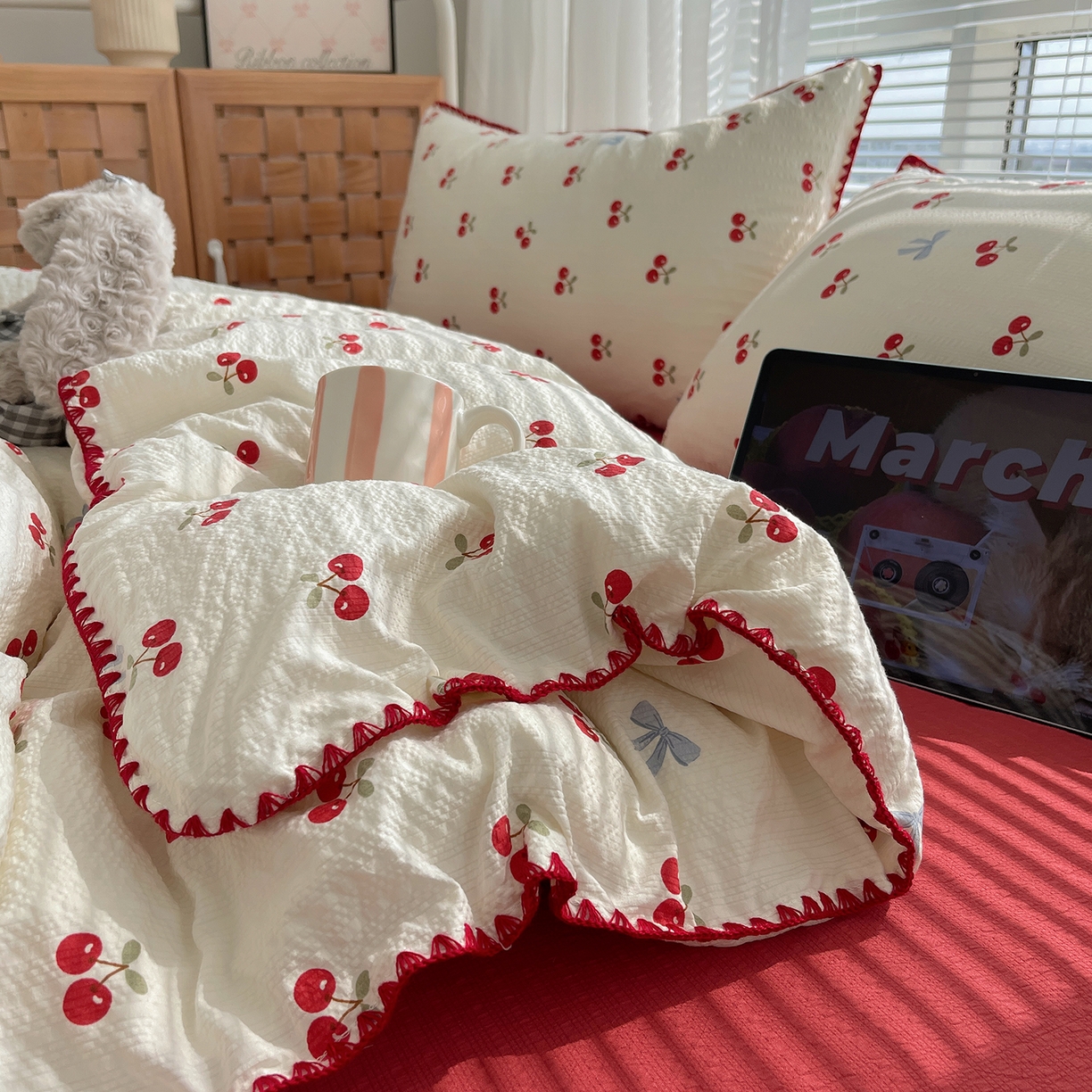 91家纺网 家纺一手货源 找家纺 桃心家居 2026新款A类费尔岛可爱卡通贝壳边三角针工艺双层纱泡芙棉泡芙纱系列四件套 泡芙棉-甜甜樱桃