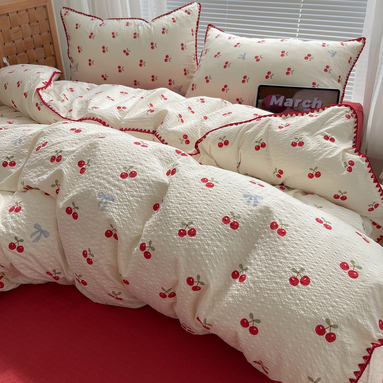 91家纺网 家纺一手货源 找家纺 桃心家居 2026新款A类费尔岛可爱卡通贝壳边三角针工艺双层纱泡芙棉泡芙纱系列四件套 泡芙棉-甜甜樱桃