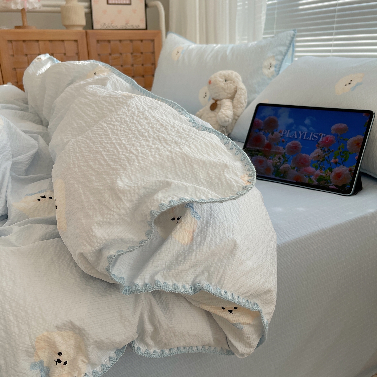 91家纺网 家纺一手货源 找家纺 桃心家居 2026新款A类费尔岛可爱卡通贝壳边三角针工艺双层纱泡芙棉泡芙纱系列四件套 泡芙棉-蓝甜云朵狗