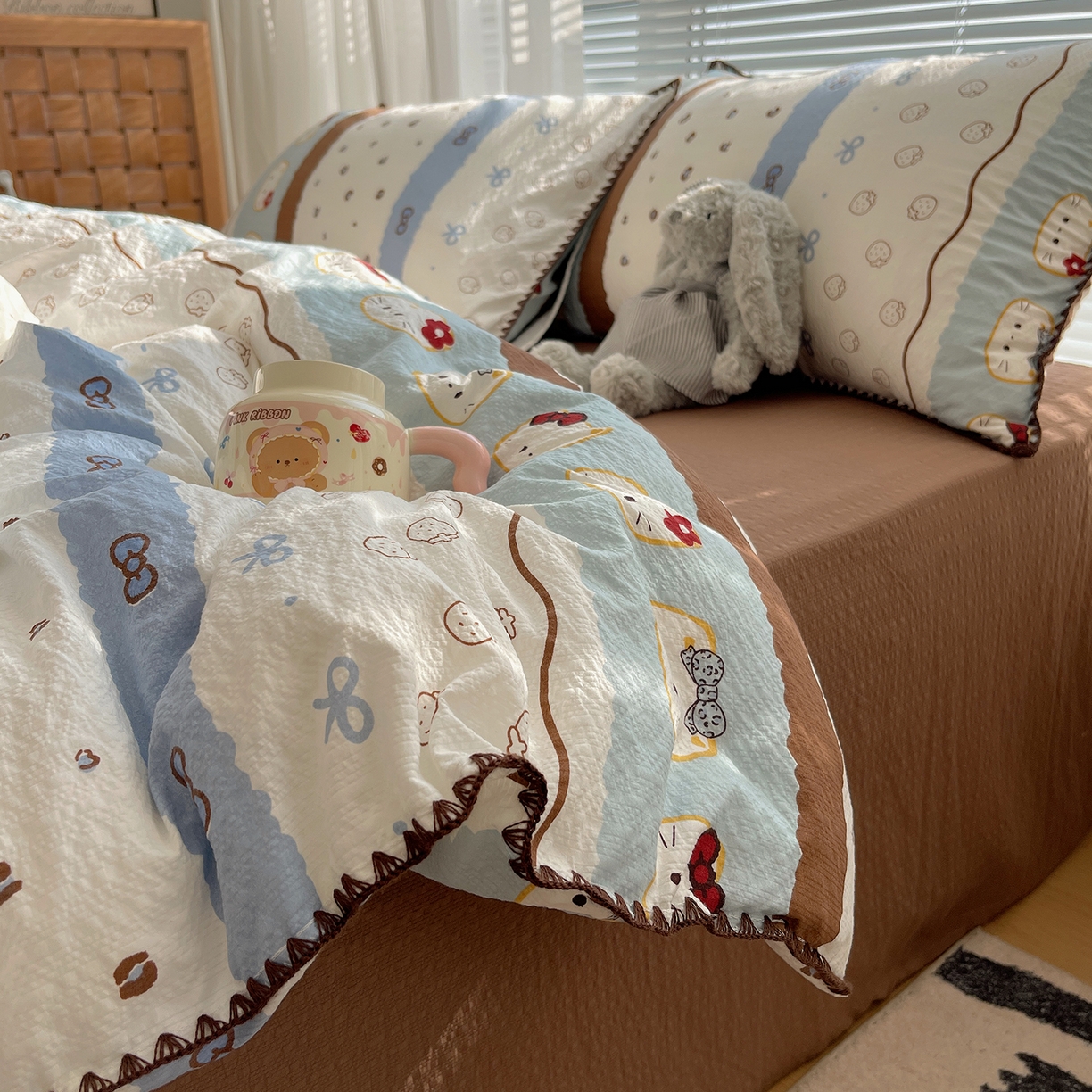 91家纺网 家纺一手货源 找家纺 桃心家居 2026新款A类费尔岛可爱卡通贝壳边三角针工艺双层纱泡芙棉泡芙纱系列四件套 泡芙棉-海盐布丁猫