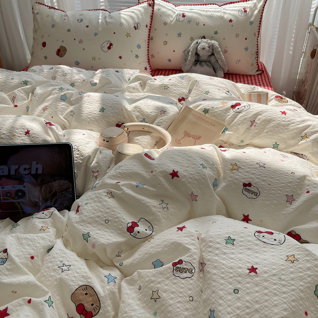 91家纺网 家纺一手货源 找家纺 桃心家居 2026新款A类费尔岛可爱卡通贝壳边三角针工艺双层纱泡芙棉泡芙纱系列四件套 泡芙棉-可可猫咪