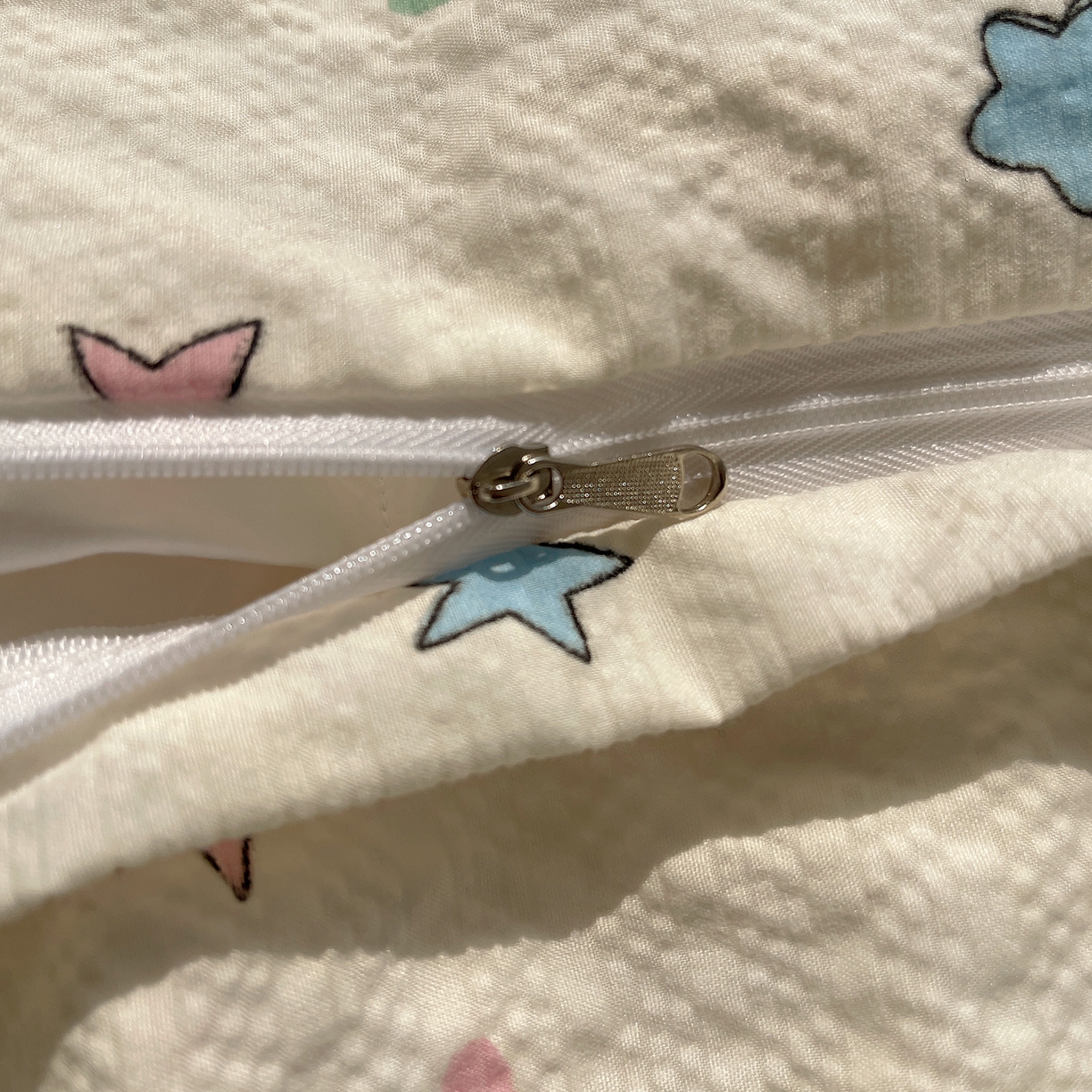 91家纺网 家纺一手货源 找家纺 桃心家居 2026新款A类费尔岛可爱卡通贝壳边三角针工艺双层纱泡芙棉泡芙纱系列四件套 泡芙棉-可可猫咪