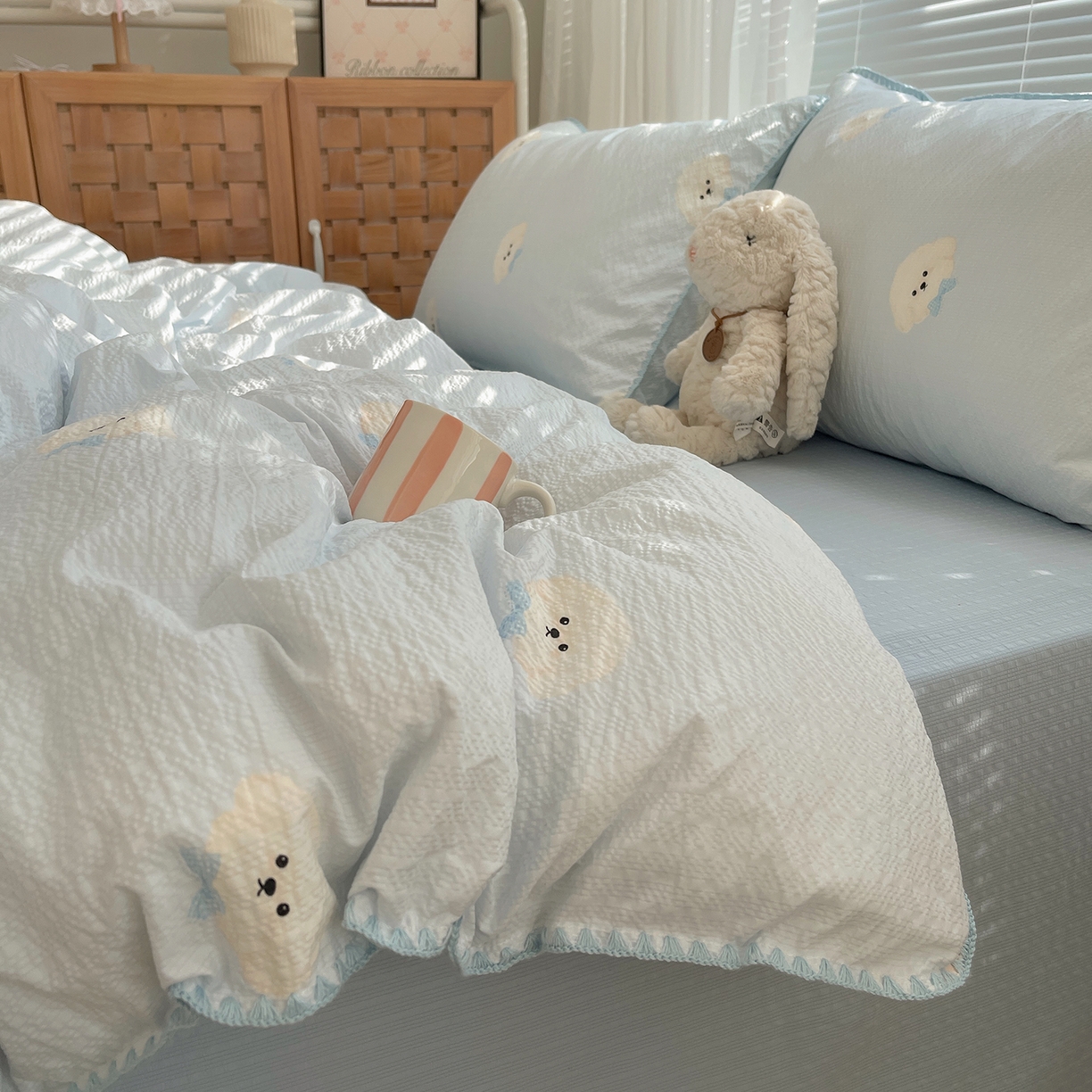 91家纺网 家纺一手货源 找家纺 桃心家居 2026新款A类费尔岛可爱卡通贝壳边三角针工艺双层纱泡芙棉泡芙纱系列四件套 泡芙棉-蓝甜云朵狗
