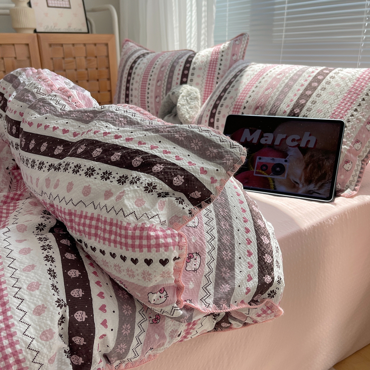 91家纺网 家纺一手货源 找家纺 桃心家居 2026新款A类费尔岛可爱卡通贝壳边三角针工艺双层纱泡芙棉泡芙纱系列四件套 泡芙棉-甜梦猫咪