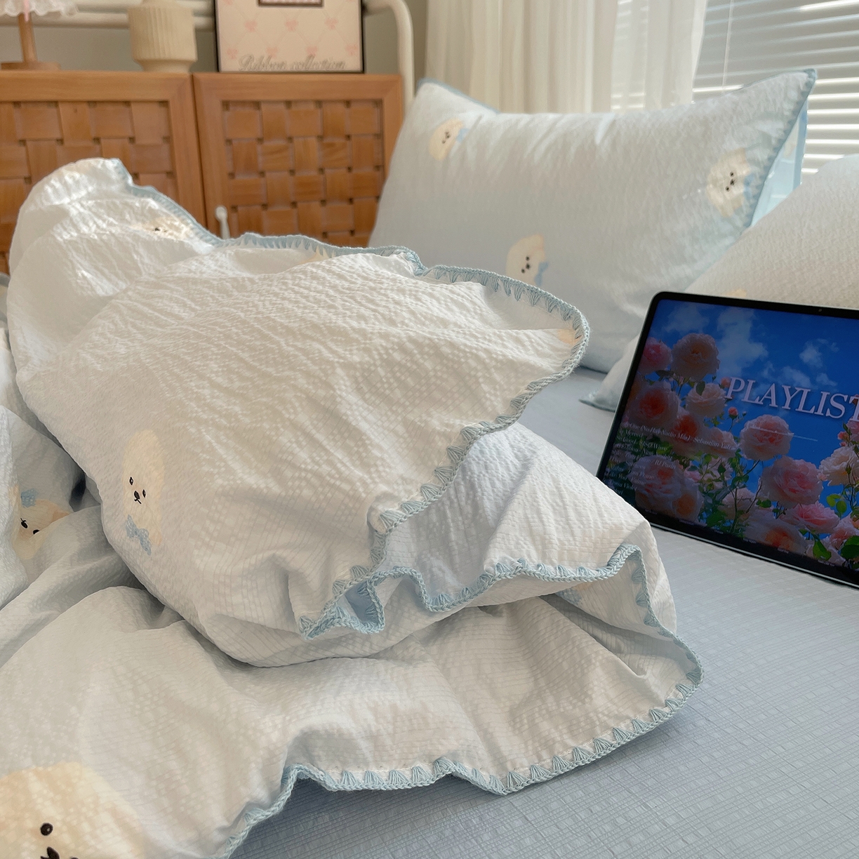 91家纺网 家纺一手货源 找家纺 桃心家居 2026新款A类费尔岛可爱卡通贝壳边三角针工艺双层纱泡芙棉泡芙纱系列四件套 泡芙棉-蓝甜云朵狗