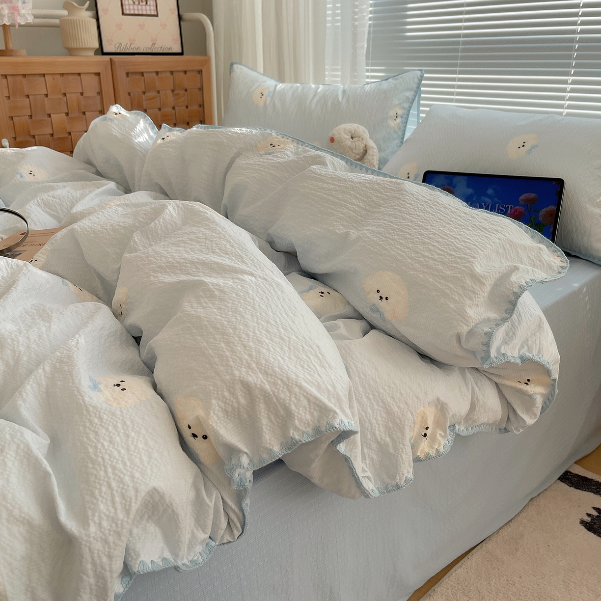 91家纺网 家纺一手货源 找家纺 桃心家居 2026新款A类费尔岛可爱卡通贝壳边三角针工艺双层纱泡芙棉泡芙纱系列四件套 泡芙棉-蓝甜云朵狗