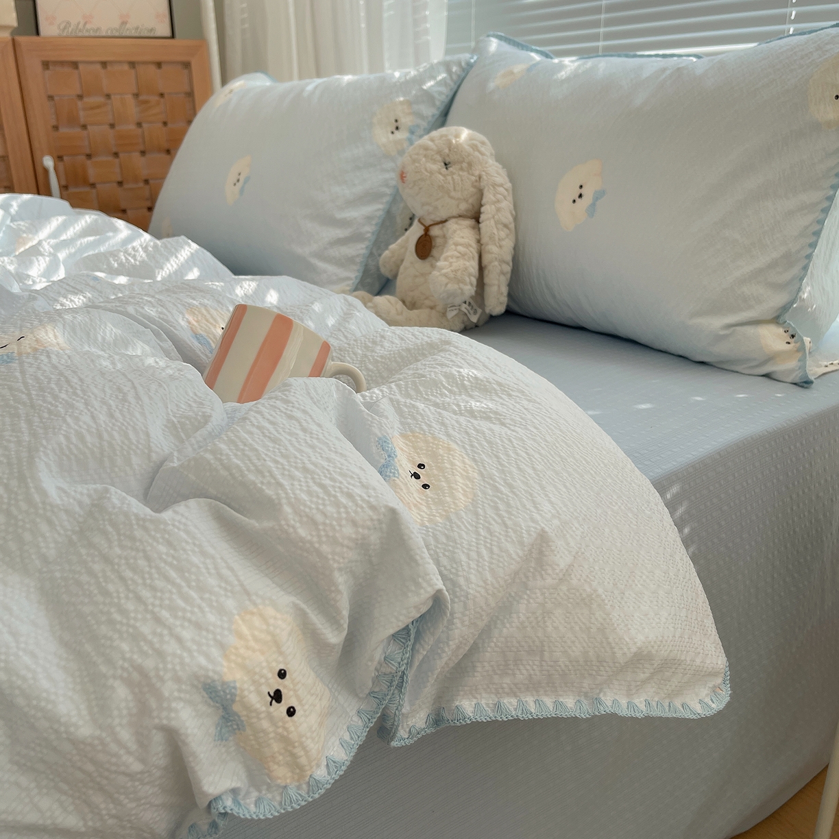 91家纺网 家纺一手货源 找家纺 桃心家居 2026新款A类费尔岛可爱卡通贝壳边三角针工艺双层纱泡芙棉泡芙纱系列四件套 泡芙棉-蓝甜云朵狗