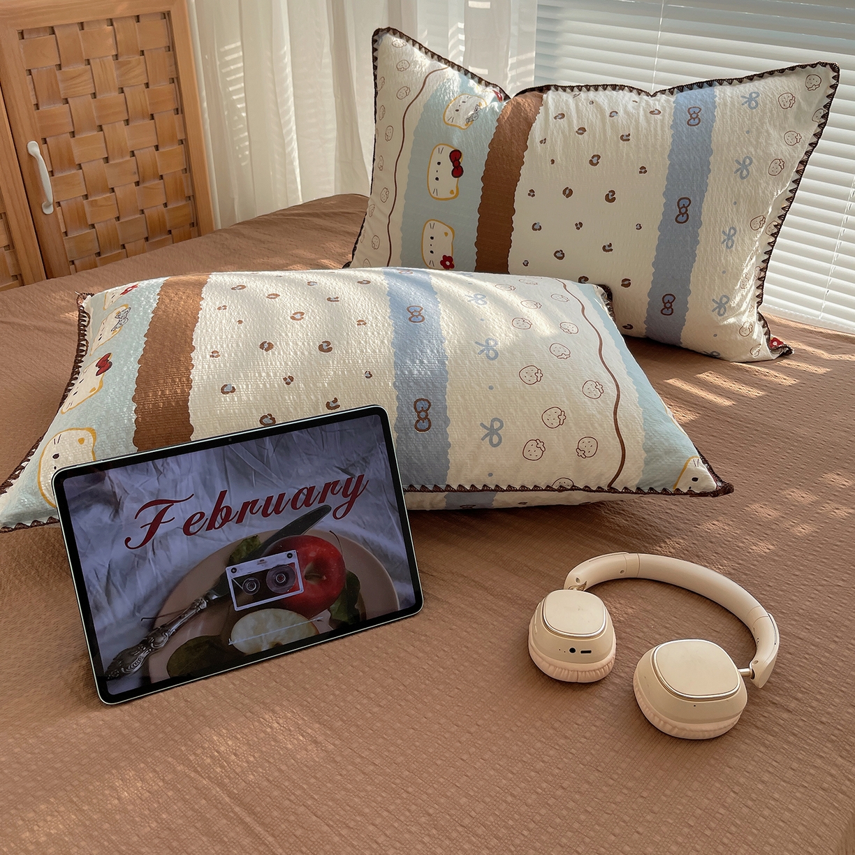 91家纺网 家纺一手货源 找家纺 桃心家居 2026新款A类费尔岛可爱卡通贝壳边三角针工艺双层纱泡芙棉泡芙纱系列四件套 泡芙棉-海盐布丁猫