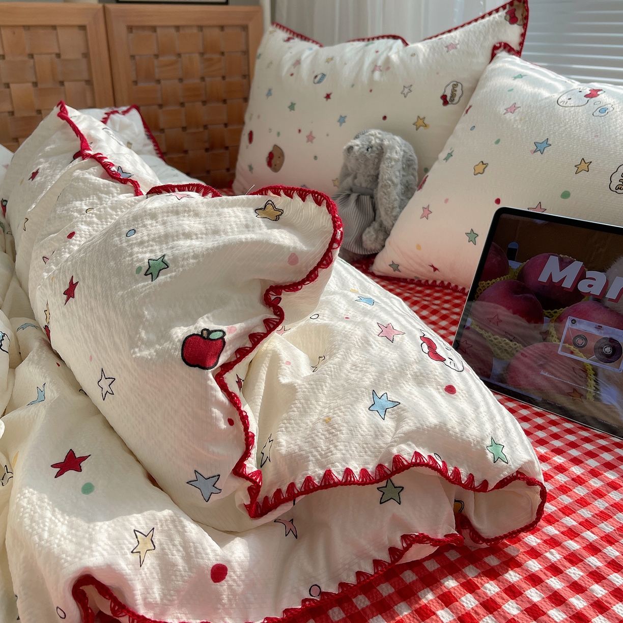 91家纺网 家纺一手货源 找家纺 桃心家居 2026新款A类费尔岛可爱卡通贝壳边三角针工艺双层纱泡芙棉泡芙纱系列四件套 泡芙棉-可可猫咪