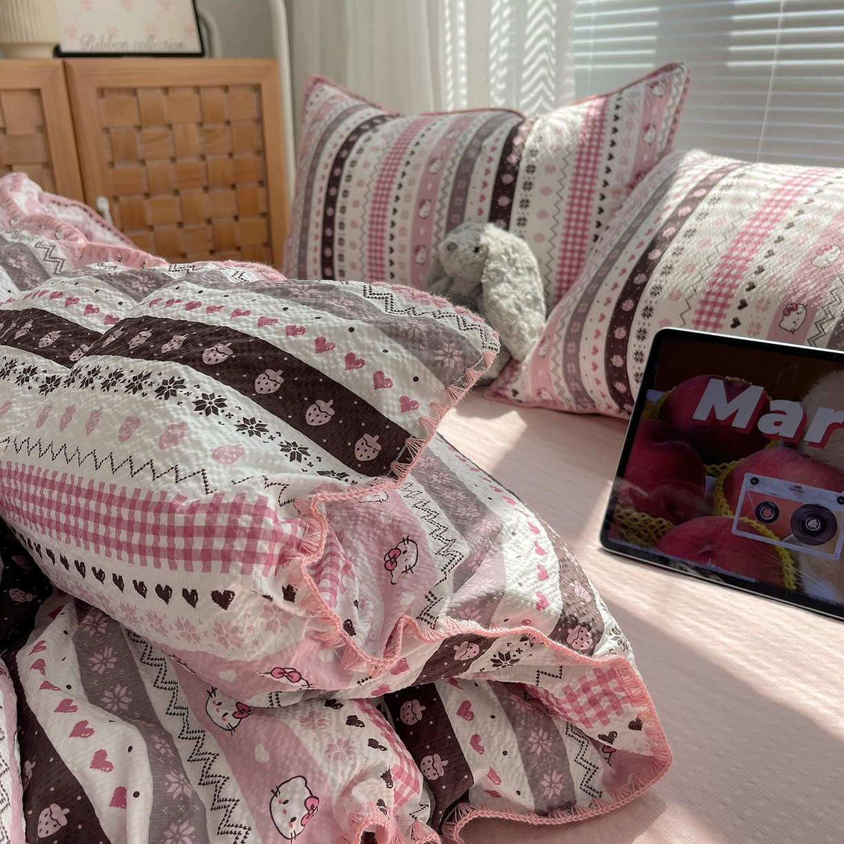 91家纺网 家纺一手货源 找家纺 桃心家居 2026新款A类费尔岛可爱卡通贝壳边三角针工艺双层纱泡芙棉泡芙纱系列四件套 泡芙棉-甜梦猫咪