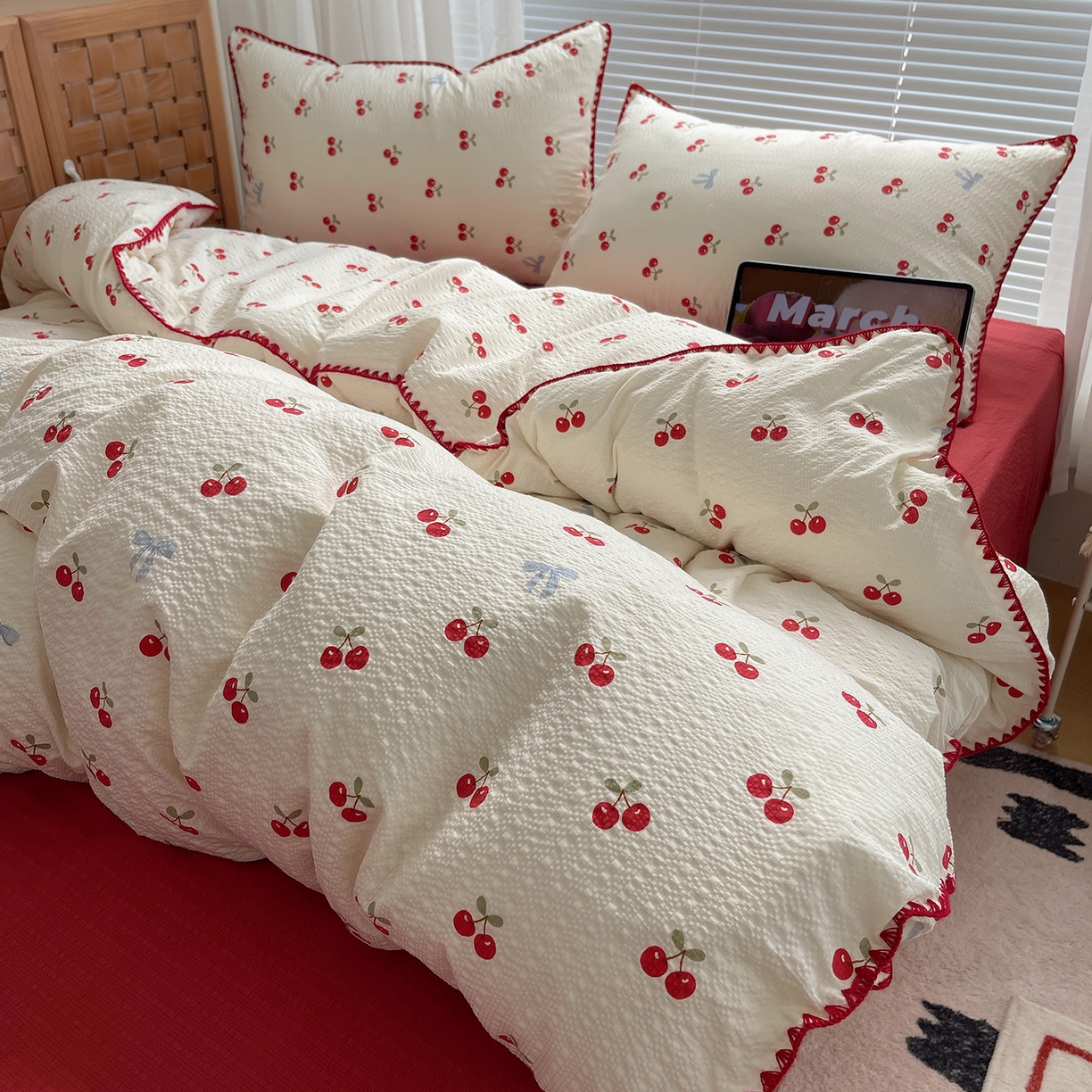 91家纺网 家纺一手货源 找家纺 桃心家居 2026新款A类费尔岛可爱卡通贝壳边三角针工艺双层纱泡芙棉泡芙纱系列四件套 泡芙棉-甜甜樱桃