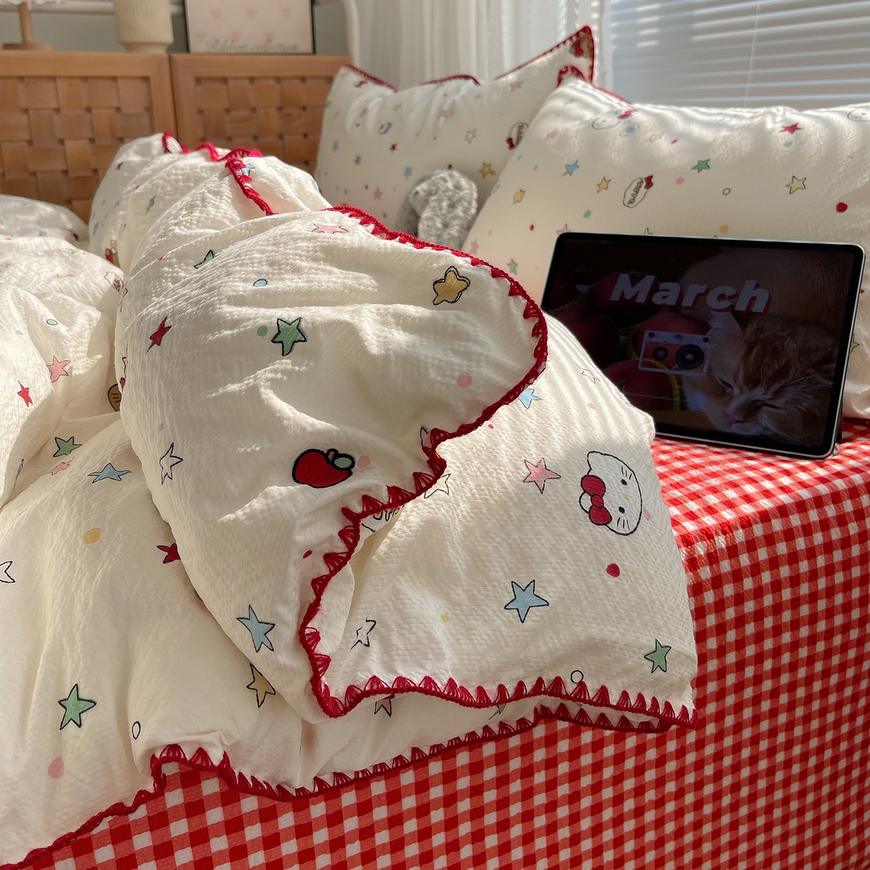 91家纺网 家纺一手货源 找家纺 桃心家居 2026新款A类费尔岛可爱卡通贝壳边三角针工艺双层纱泡芙棉泡芙纱系列四件套 泡芙棉-可可猫咪