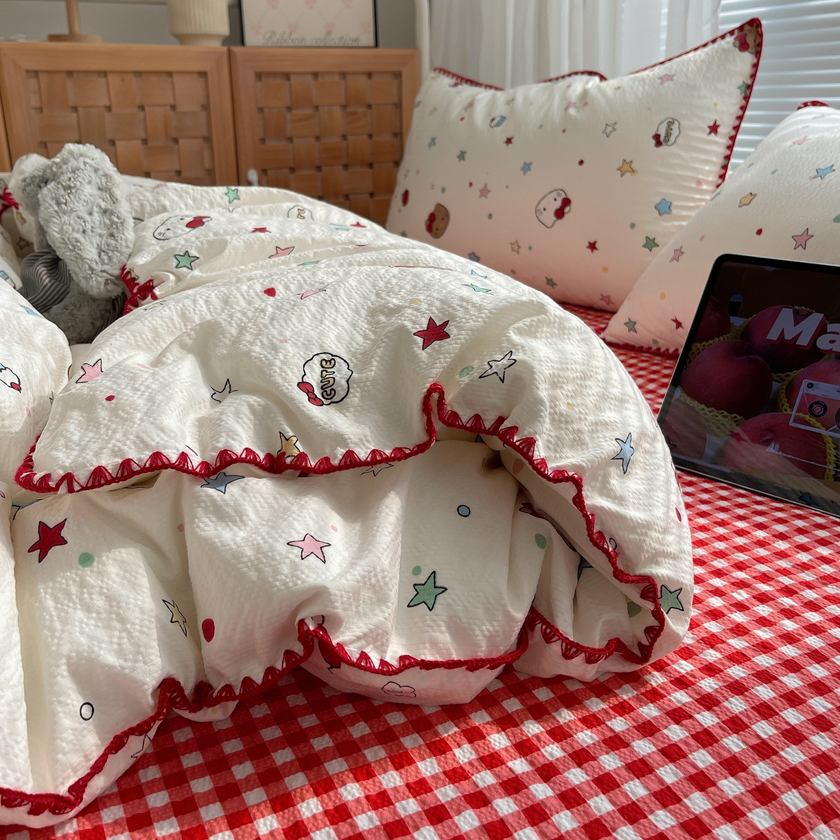 91家纺网 家纺一手货源 找家纺 桃心家居 2026新款A类费尔岛可爱卡通贝壳边三角针工艺双层纱泡芙棉泡芙纱系列四件套 泡芙棉-可可猫咪