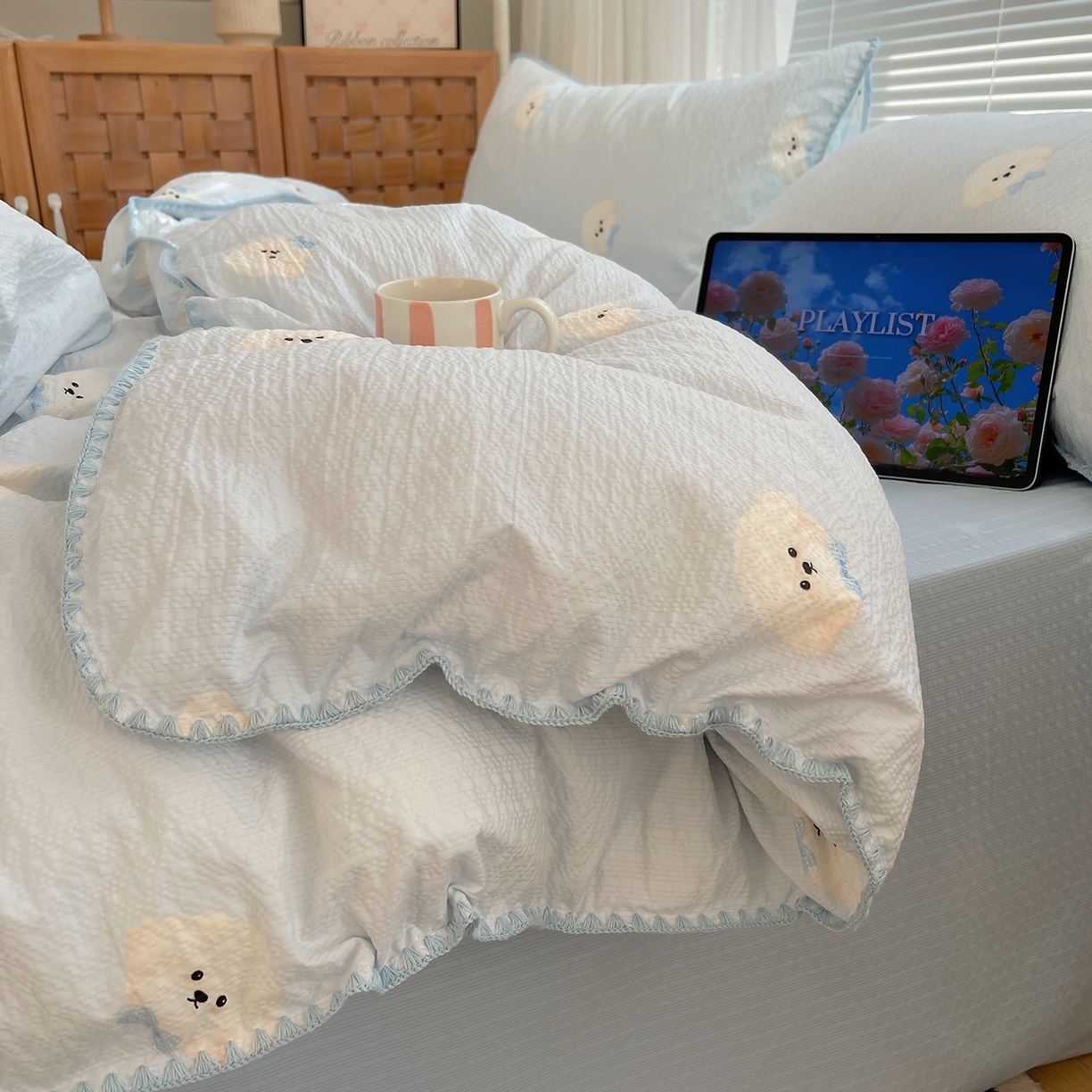 91家纺网 家纺一手货源 找家纺 桃心家居 2026新款A类费尔岛可爱卡通贝壳边三角针工艺双层纱泡芙棉泡芙纱系列四件套 泡芙棉-蓝甜云朵狗