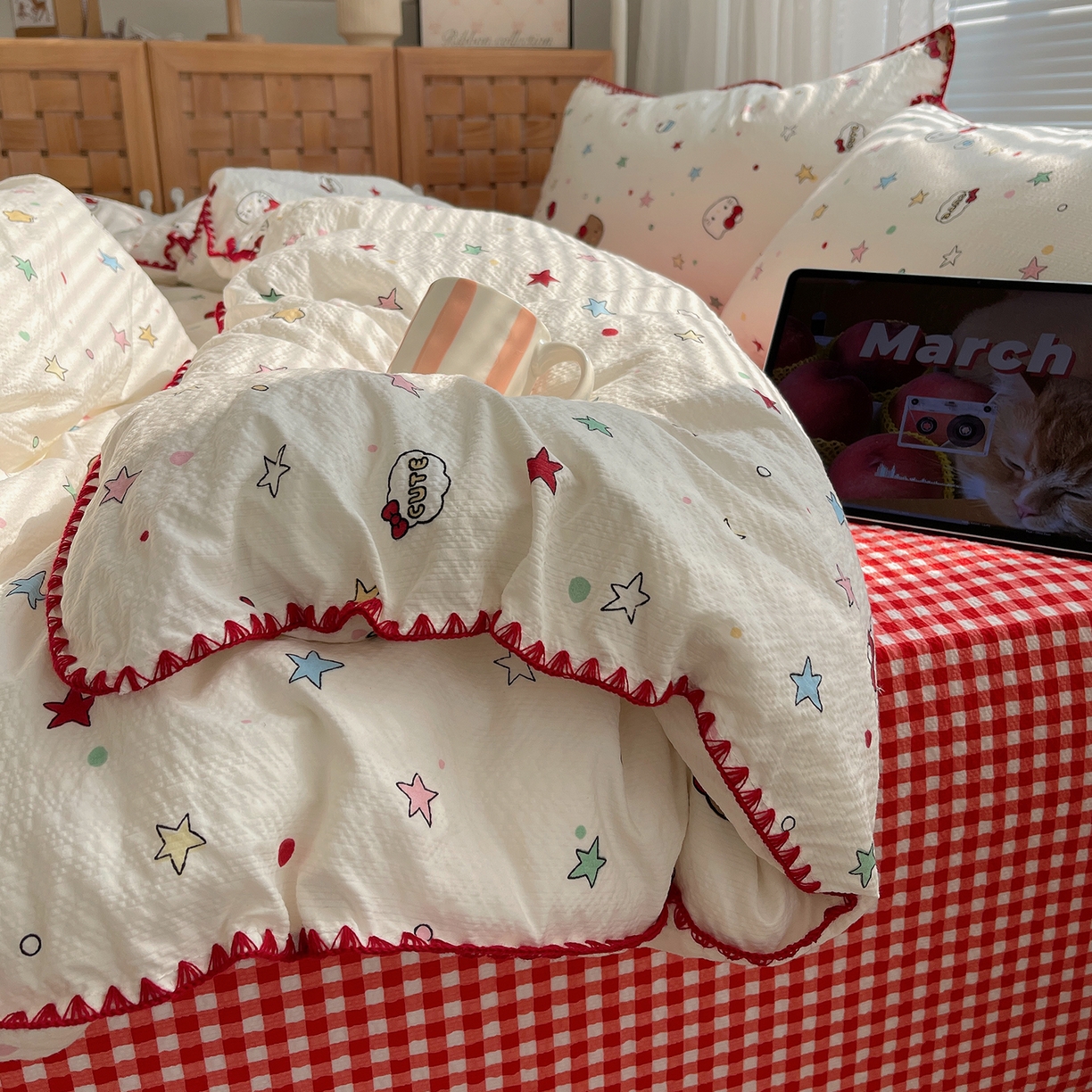 91家纺网 家纺一手货源 找家纺 桃心家居 2026新款A类费尔岛可爱卡通贝壳边三角针工艺双层纱泡芙棉泡芙纱系列四件套 泡芙棉-可可猫咪