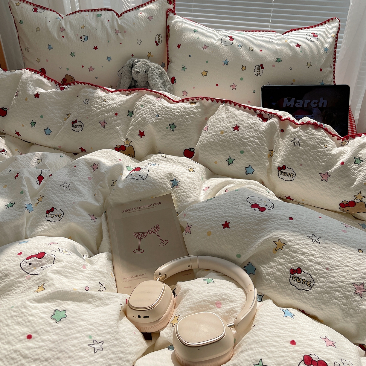 91家纺网 家纺一手货源 找家纺 桃心家居 2026新款A类费尔岛可爱卡通贝壳边三角针工艺双层纱泡芙棉泡芙纱系列四件套 泡芙棉-可可猫咪