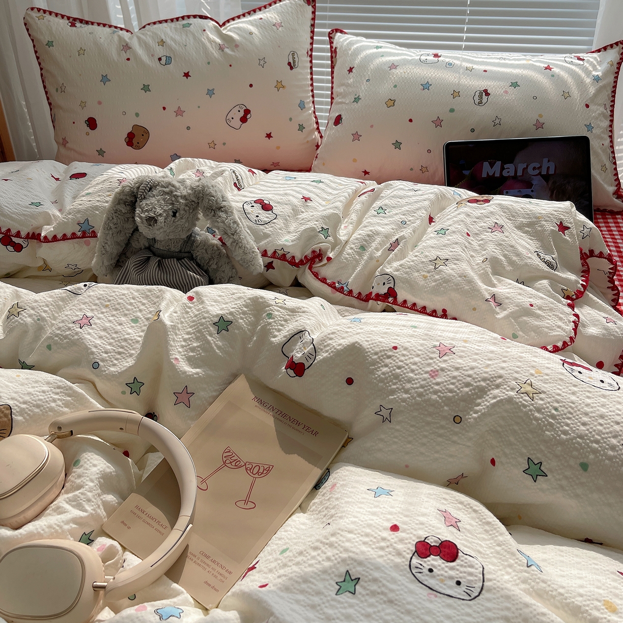 91家纺网 家纺一手货源 找家纺 桃心家居 2026新款A类费尔岛可爱卡通贝壳边三角针工艺双层纱泡芙棉泡芙纱系列四件套 泡芙棉-可可猫咪