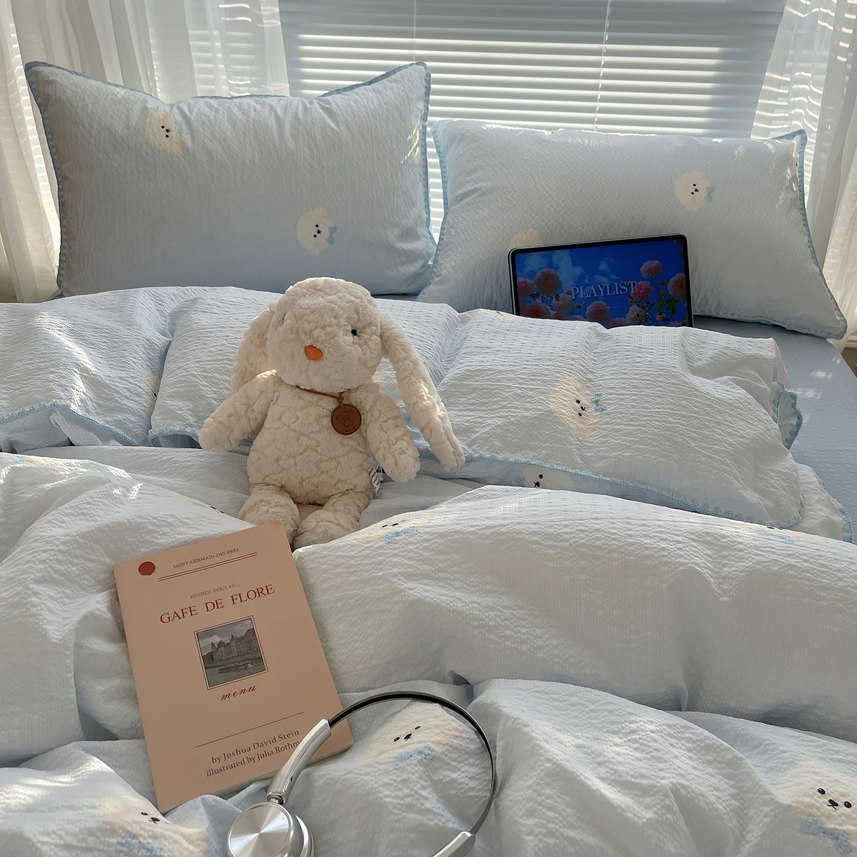 91家纺网 家纺一手货源 找家纺 桃心家居 2026新款A类费尔岛可爱卡通贝壳边三角针工艺双层纱泡芙棉泡芙纱系列四件套 泡芙棉-蓝甜云朵狗