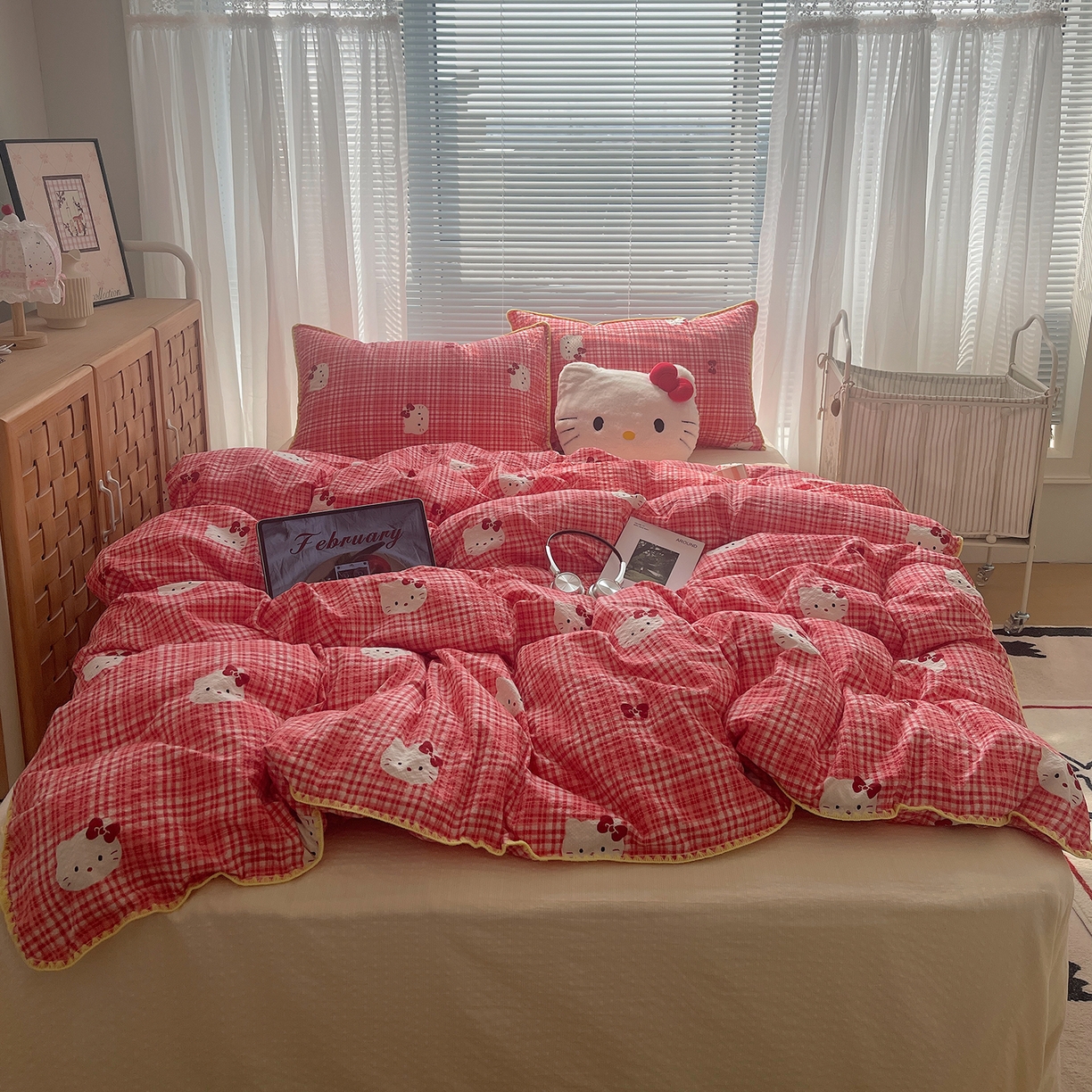 91家纺网 家纺一手货源 找家纺 桃心家居 2026新款A类费尔岛可爱卡通贝壳边三角针工艺双层纱泡芙棉泡芙纱系列四件套 泡芙棉-红格布丁猫