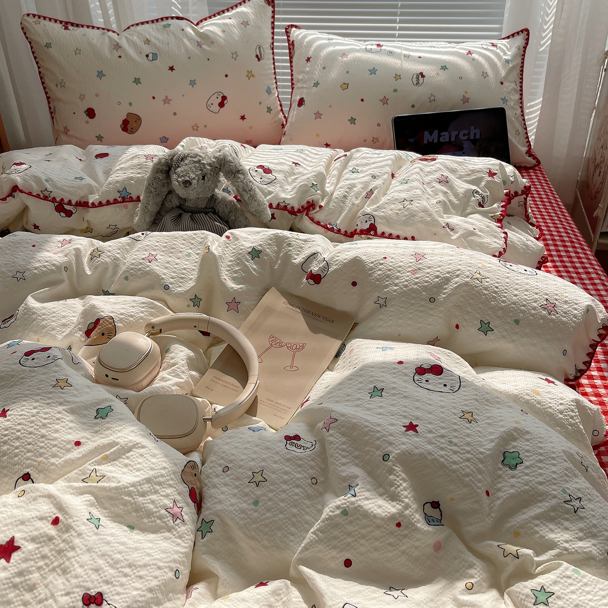 91家纺网 家纺一手货源 找家纺 桃心家居 2026新款A类费尔岛可爱卡通贝壳边三角针工艺双层纱泡芙棉泡芙纱系列四件套 泡芙棉-可可猫咪