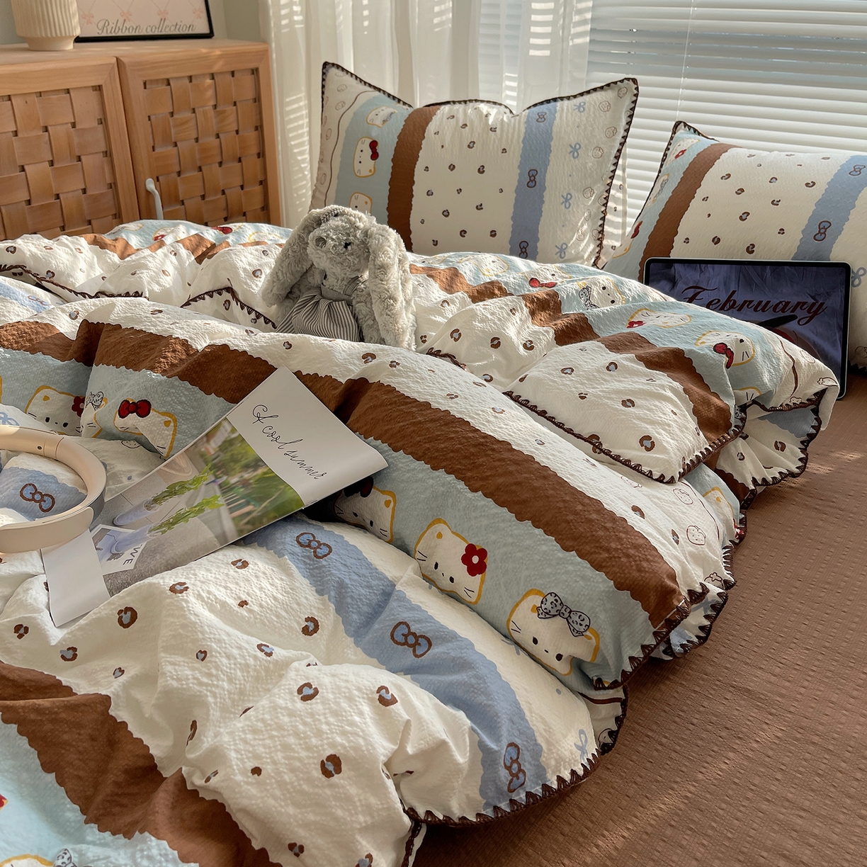 91家纺网 家纺一手货源 找家纺 桃心家居 2026新款A类费尔岛可爱卡通贝壳边三角针工艺双层纱泡芙棉泡芙纱系列四件套 泡芙棉-海盐布丁猫