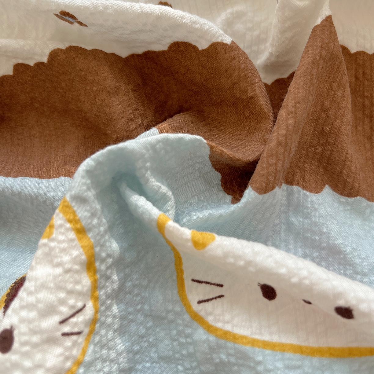 91家纺网 家纺一手货源 找家纺 桃心家居 2026新款A类费尔岛可爱卡通贝壳边三角针工艺双层纱泡芙棉泡芙纱系列四件套 泡芙棉-海盐布丁猫