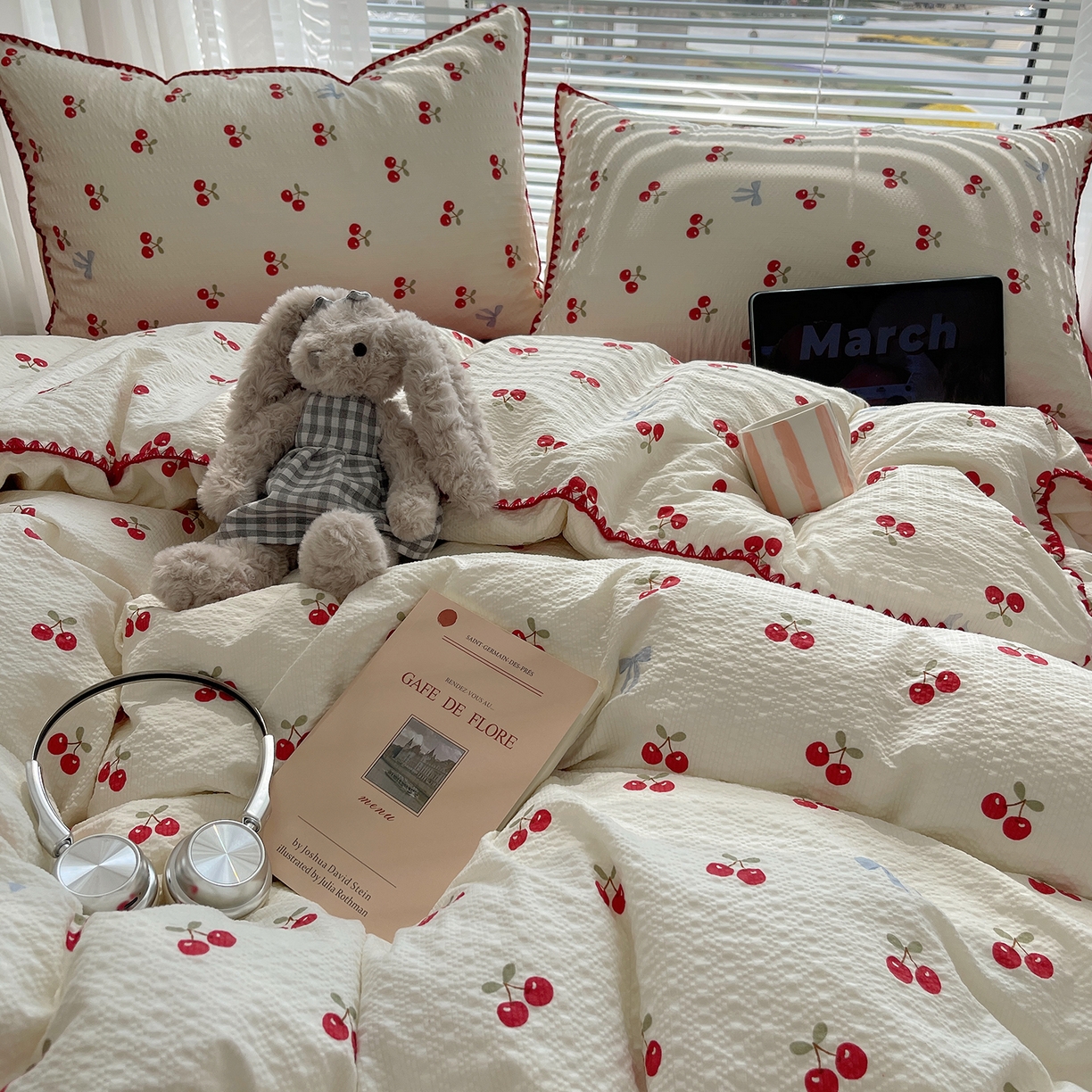 91家纺网 家纺一手货源 找家纺 桃心家居 2026新款A类费尔岛可爱卡通贝壳边三角针工艺双层纱泡芙棉泡芙纱系列四件套 泡芙棉-甜甜樱桃