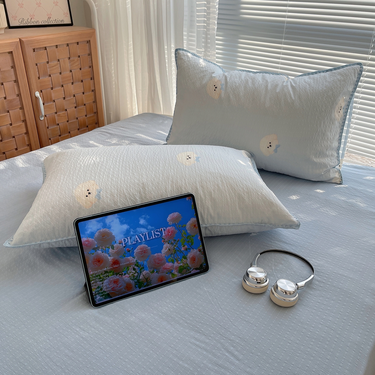 91家纺网 家纺一手货源 找家纺 桃心家居 2026新款A类费尔岛可爱卡通贝壳边三角针工艺双层纱泡芙棉泡芙纱系列四件套 泡芙棉-蓝甜云朵狗