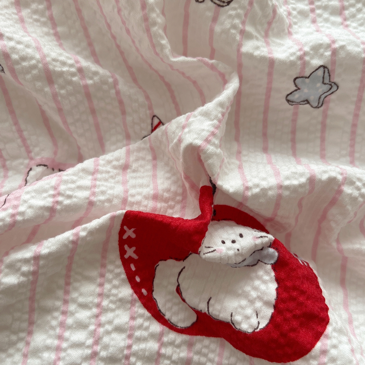 91家纺网 家纺一手货源 找家纺 桃心家居 2026新款A类费尔岛可爱卡通贝壳边三角针工艺双层纱泡芙棉泡芙纱系列四件套 泡芙棉-奶芙猫猫