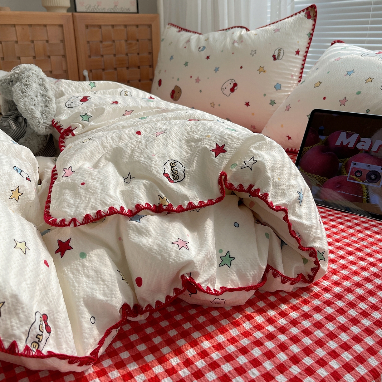 91家纺网 家纺一手货源 找家纺 桃心家居 2026新款A类费尔岛可爱卡通贝壳边三角针工艺双层纱泡芙棉泡芙纱系列四件套 泡芙棉-可可猫咪