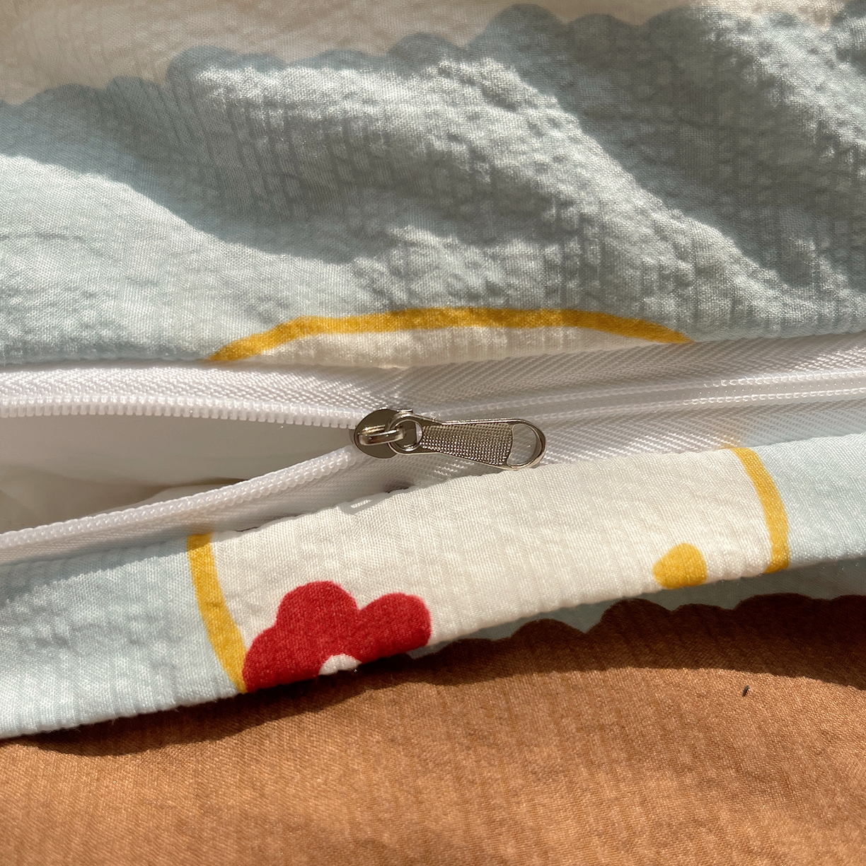 91家纺网 家纺一手货源 找家纺 桃心家居 2026新款A类费尔岛可爱卡通贝壳边三角针工艺双层纱泡芙棉泡芙纱系列四件套 泡芙棉-海盐布丁猫