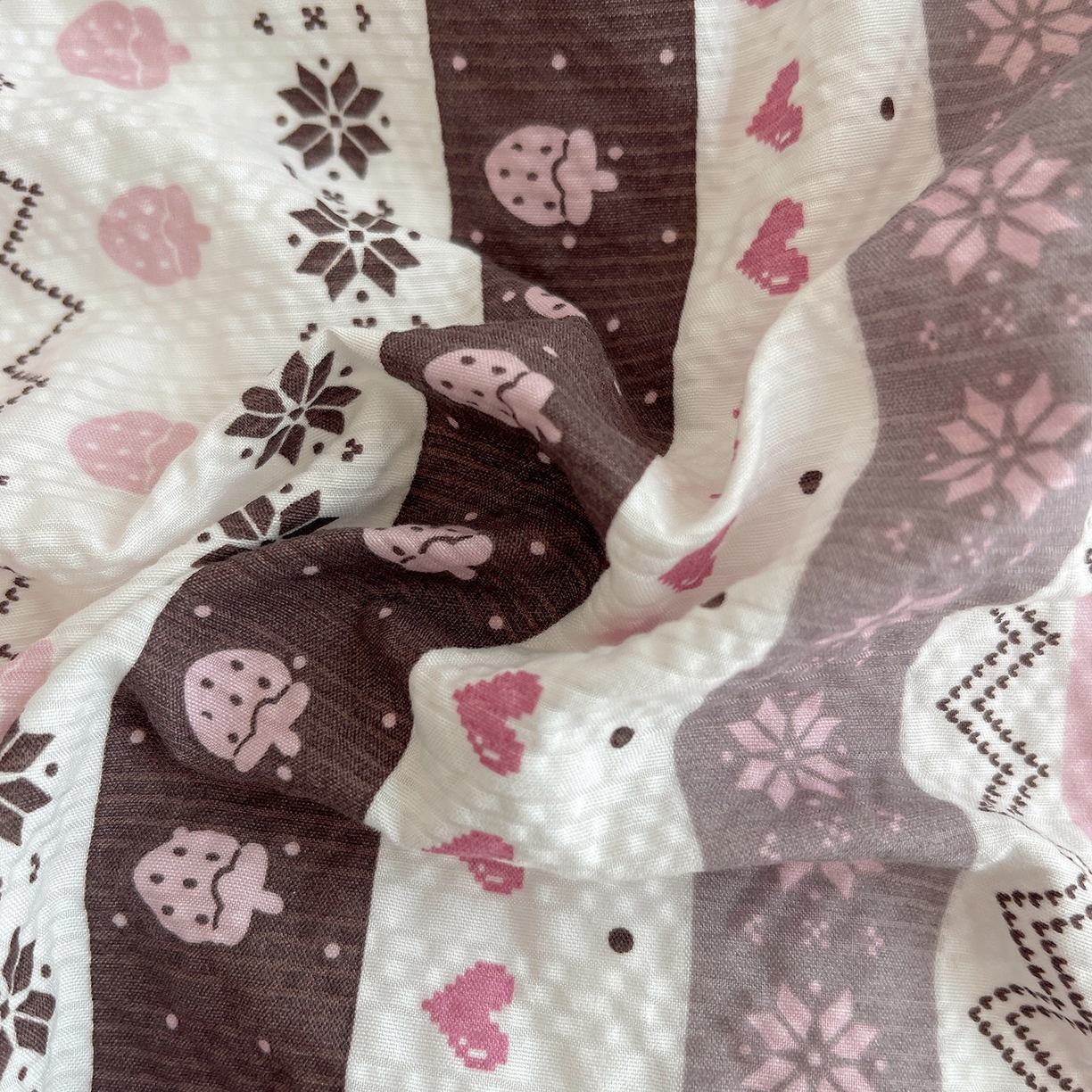 91家纺网 家纺一手货源 找家纺 桃心家居 2026新款A类费尔岛可爱卡通贝壳边三角针工艺双层纱泡芙棉泡芙纱系列四件套 泡芙棉-甜梦猫咪