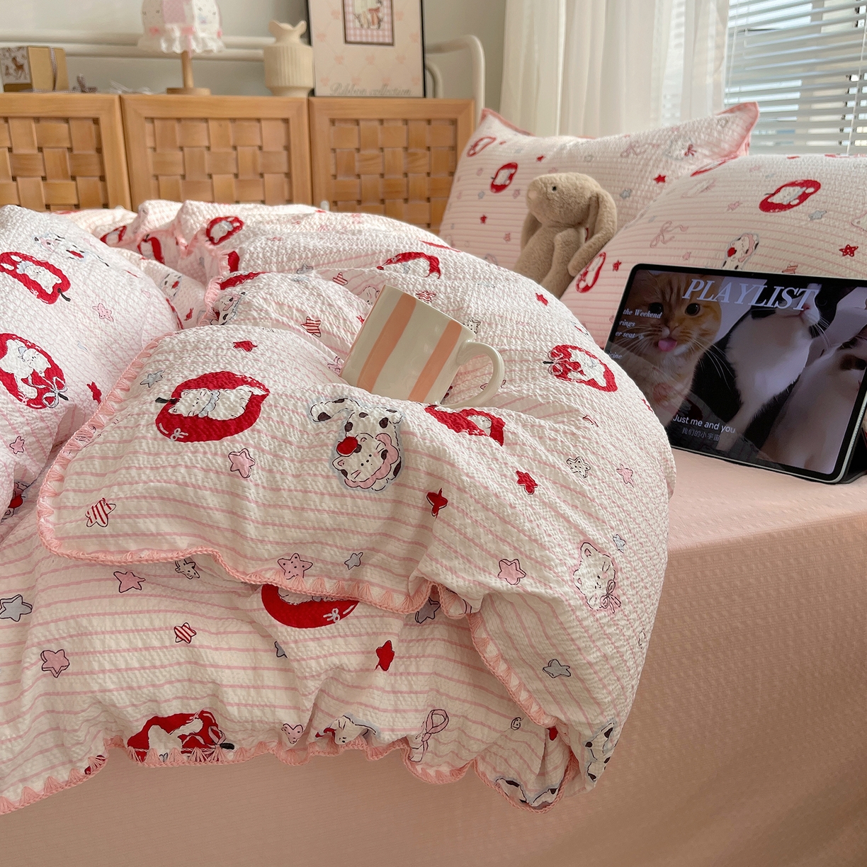 91家纺网 家纺一手货源 找家纺 桃心家居 2026新款A类费尔岛可爱卡通贝壳边三角针工艺双层纱泡芙棉泡芙纱系列四件套 泡芙棉-奶芙猫猫